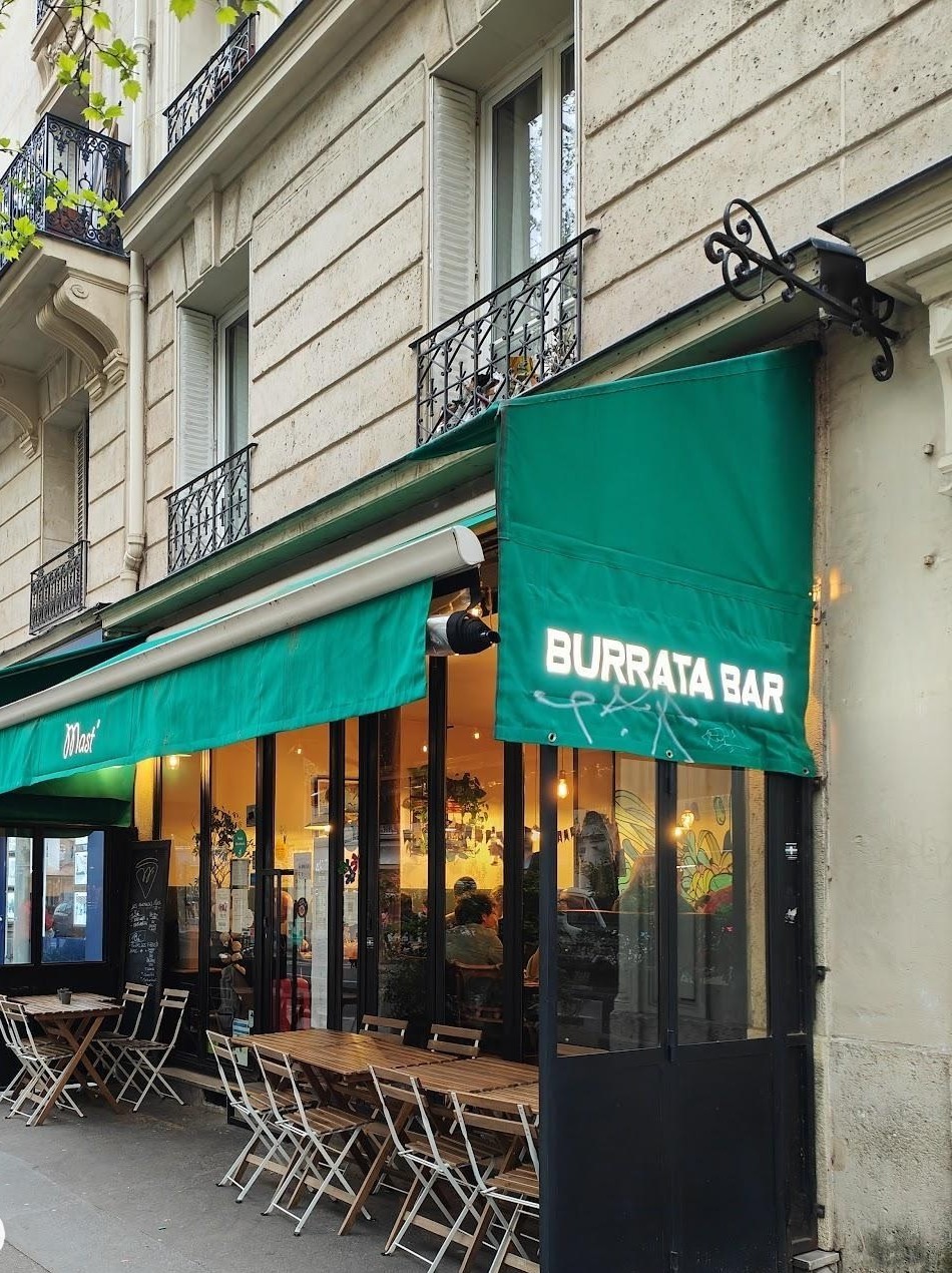 La devanture de Mast' et son auvent vert Burrata Bar, rue Faidherbe